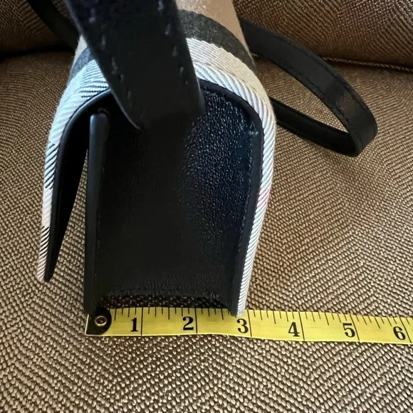 Burberry purse - Picture 6 of 16